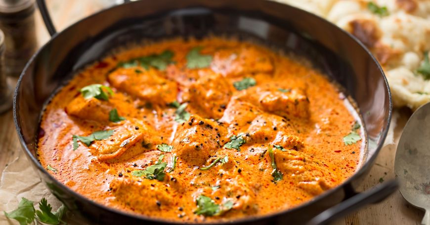 curry indien dans une casserole